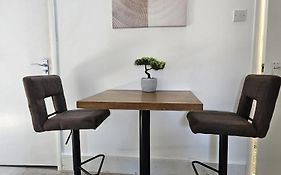 Trendy Apartment In Old Street